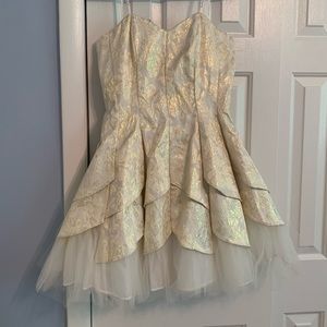 Beautiful dress for any occasion ❤️ size 9 but fits like women size 6.